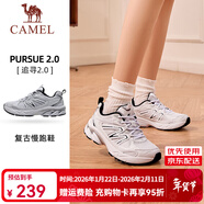 駱駝（CAMEL）情侶穿搭[追尋2.0]慢跑鞋男女2025透氣復古緩震旅游運動(dòng)跑步鞋 K25B097058，白銀色/黑色 ，女 39