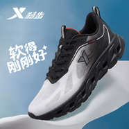 特步（XTEP）男鞋運動(dòng)鞋跑步鞋網(wǎng)鞋軟底網(wǎng)面春季新款休閑旅游慢跑鞋比賽 白黑 44