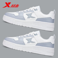 特步（XTEP）男鞋板鞋男2026春季新款休閑鞋防水滑板鞋小白鞋子男士旅游運動(dòng)鞋 經(jīng)典白/曙光灰/0022 40
