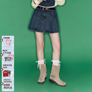 CHUU貼布刺繡鏤空半身裙女2025冬季新品學(xué)院風(fēng)百褶A字牛仔短裙子 深牛仔藍 L