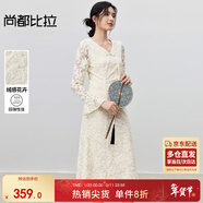 尚都比拉V領(lǐng)流蘇盤(pán)扣國風(fēng)連衣裙女秋季絨感捏褶收腰裙喇叭袖蕾絲中長(cháng)裙