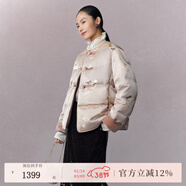 納薇（naivee）【金魚(yú)滿(mǎn)堂羽絨】25冬新款鎏金游魚(yú)提花圓領(lǐng)盤(pán)扣羽絨服新中式女款 粉灰（外套） M