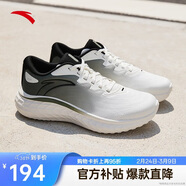 安踏緩震跑步鞋男休閑運動(dòng)鞋輕便網(wǎng)面透氣厚底回彈男鞋通勤健步鞋