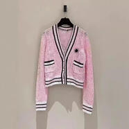 2026百搭徽章刺繡V領(lǐng)長(cháng)袖撞色針織開(kāi)衫上衣女裝氣質(zhì)毛衣英倫風(fēng) 粉紅色 S