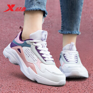 特步（XTEP）女鞋皮面運動(dòng)鞋跑步鞋子女2025秋季新款老爹鞋防水休閑鞋旅游鞋女 白粉紫5908 35