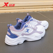 特步（XTEP）女鞋秋季皮面防水跑步鞋2025新款夏休閑老爹鞋官方旗艦運(yùn)動鞋子女 新白色/風(fēng)鈴紫/紫藍(lán)色 38