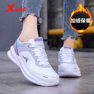 特步女鞋冬季跑步鞋女冬季新款軟底休閑鞋皮面防水輕質(zhì)旅游運動(dòng)鞋子女 白紫蘭(加絨) 36