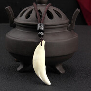 盈月大號狼牙吊墜男士項鏈掛墜項墜藏獒牙真狗牙齒 情侶個性時尚飾品 檀木鑲銀掛繩 咖啡色 （固定款）