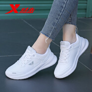 特步（XTEP）女鞋冬季軟底跑步鞋冬季新款皮面防水休閑跑鞋輕便旅游運動(dòng)鞋子女 白灰 35