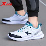 特步男款跑鞋子2025新款冬季透氣皮面防水減震輕便跑步休閑鞋男 白灰黑 42