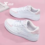 特步（XTEP）女鞋板鞋2025春夏季品牌女防水皮面低幫休閑鞋拼接撞色時(shí)尚潮 白粉紅 38
