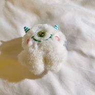 萊跡適用于動(dòng)漫卡通單眼毛怪公仔掛繩手機殼毛絨背夾斜跨繩背帶編織繩手機鏈 白色兩角單眼毛怪背夾