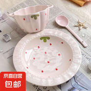 少女心草莓雙耳碗勺湯碗沙拉碗飯碗家用碗高顏值年輕人釉下彩餐具 草莓（雙耳碗+花邊盤(pán)+勺） 3件套