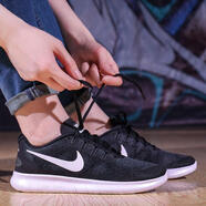 耐克（NIKE）夏季新款女鞋運(yùn)動(dòng)舒適FREE MOTION高幫舒適透氣網(wǎng)面運(yùn)動(dòng)鞋跑步鞋 880840-001 38