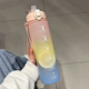 【可裝開(kāi)水】波比熊大容量水杯高顏值女1000ml健身夏季運動(dòng)水壺帶吸管塑料杯子男車(chē)載背包側面細長(cháng)水杯 漸變磨砂運動(dòng)杯粉1000毫升+杯刷+吸管刷