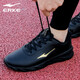 鴻星爾克男鞋運動(dòng)鞋春季新款休閑旅游鞋子輕便網(wǎng)面透氣跑步鞋男徒步鞋R 【革面】正黑/國王金 40