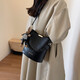 京智質(zhì)感復古小包包女新款秋冬百搭斜挎包單肩腋下水桶包 黑色【掛件】
