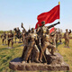云順雕塑定制卡通小紅軍雕塑沖鋒號(hào)八路軍雕像玻璃鋼雙擁長(zhǎng)征大型鑄銅擺件 紅軍雕塑擺件