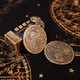 星之所在 奇幻金屬鑄幣 克蘇魯周邊 克蘇魯 黃衣王 沙德維爾的暗影 獵魔人 愛(ài)倫坡 哈斯塔 蘇塞克斯 米斯卡托 奈亞之舌 桌游游戲幣 隨身幸運幣收藏 死靈之書(shū)(紙包裝)