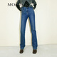 MO&Co.解構交叉高腰長(cháng)直筒微喇拖地牛仔褲微彈摩安珂 牛仔藍色-第1批 S 26