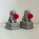 迷你小石獅子鎮(zhèn)宅神獸小獅子中國風(fēng)桌面擺件結(jié)婚中式創(chuàng)意禮品 灰色帶花球一對【6.8cm】