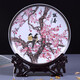 乾雅堂景德鎮陶瓷器坐盤(pán)掛盤(pán)雞年吉祥裝飾盤(pán)子新中式家居客廳工藝品擺件 新喜鵲報春掛盤(pán)+龍頭支架