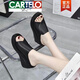 卡帝樂鱷魚（CARTELO）高檔真皮坡跟涼鞋女2025夏新款時尚厚底松糕外穿軟底一字拖鞋潮流 黑色 36