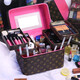 韓奢化妝包女便攜式大容量新款2026超火高顏值小號旅行化妝品收納盒箱 老花棕色四開(kāi)PU盒