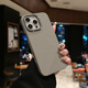 小殼郎 適用iPhone 15手機殼純色素皮蘋(píng)果15Pro手機套金屬鏡框15Promax水鉆殼簡(jiǎn)約高級皮質(zhì)保護殼 鈦灰色-【金屬鏡頭圈鑲鉆*輕奢皮紋殼】 iPhone 15Pro