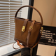 伊梵絡(luò )今年流行小包包女包2023新款秋冬復古斜挎包質(zhì)感磨砂手提水桶包 棕色