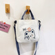 叕二叕 日系帆布包包學(xué)生上課補習單肩手提包可愛(ài)卡通小熊印花斜挎包女 眨眼小熊