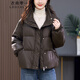 衣典零一（LEDIALYI）PU皮免洗羽絨服女短款2025冬季新款高端時(shí)尚中年小個(gè)子白鴨絨外套 咖啡色 M （建議116斤內）