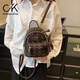 chongsukei小ck韓國小眾復古雙肩包包女士2025新款高級感百搭設計風(fēng)通勤背包 咖色+小馬掛件