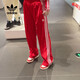阿迪達(dá)斯三葉草褲子女褲春秋款運(yùn)動(dòng)褲時(shí)尚寬松闊腿長(zhǎng)褲直筒休閑長(zhǎng)褲 IP0632/紅色/側(cè)面三條紋 M /建議120-130斤
