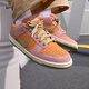 耐克（NIKE）官方男女膠底低幫滑板鞋夏季新款 SB DUNK LOW HJ4135 600星塵紅/橄欖綠/君王/椰奶色 37.5