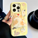 贏品樂親膚感奶黃色貓咪適用iphone14/15pro蘋果16手機(jī)殼11可愛12pro全包防摔硅膠保護(hù)套小眾女高級(jí)感 同款支架+膚感二合一-黃底 6只貓 iPhone 14