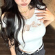 妙奕嘉短袖女新款2025潮流正肩白色t恤打底衫夏秋半袖純欲修身上衣內搭 甜心蝴蝶鏤空蕾絲正肩短袖 均碼 【建議125斤以?xún)取? title=