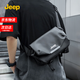JEEP斜挎包男士大容量磁吸扣單肩包休閑胸包上班騎行旅行挎包郵差包 黑色【升級加大容量+可放11寸平板】