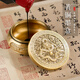 墨塵銅墨盒硯臺墨汁盒密封書(shū)法專(zhuān)用毛筆文房帶蓋銅墨盒不干墨便攜墨碟墨池防漏防打翻硯臺裝墨精品墨盤(pán) 升級款-黃銅邊雕龍鳳墨盒