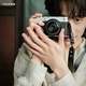 富士（FUJIFILM）X-E5／XE5 微單相機 套機（XF23mmF2.8鏡頭）4020萬(wàn)像素 7檔五軸防抖 膠片模擬撥盤(pán) 6k30p 銀色