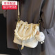 速豆小包包女夏2025新款潮時(shí)尚單肩包質(zhì)感百搭斜挎包洋氣手提水桶包女 米白色+毛絨掛件