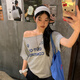 茯見(jiàn)2025新款顯瘦美式露肩斜字母短袖t恤女寬松高級設計感辣妹上衣 花灰色 M