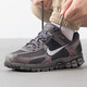 耐克（NIKE） YY體育 ZOOM VOMERO 5 2025春男鞋運(yùn)動(dòng)鞋跑步 HF5493-201 42.5