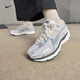 耐克（NIKE）官方耐克邁柔女子復(fù)古跑鞋風(fēng)運(yùn)動鞋夏季新款 VOMERO 5 FD0884 025塵光子色/金屬鉻色/鐵架黑 38.5