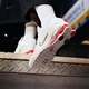 耐克（NIKE）SHOX R4女子運(yùn)動(dòng)鞋秋季氣柱鞋高跟球鞋復(fù)古跑鞋風(fēng)AR3565 103白/白/幻影灰白/熱情紅/黑 37.5