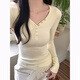 九寸陽(yáng)光長(cháng)袖T恤女純欲美式甜辣V領(lǐng)設計感小眾早秋新款正肩修身打底上衣 奶黃色 M （推薦體重90-105斤）