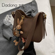 Dadong 大東今年流行大容量馬鞍包包女2025新款質(zhì)感百搭斜挎包單肩水桶包 咖色 有掛件