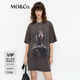 MO&Co.短袖T恤2025春新品斑駁萌寵印花抗菌防螨100%棉MBE1TEE018 鋼灰色 S /160