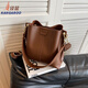 袋鼠（KANGAROO）今年流行包包女大容量2025新款時(shí)尚秋季百搭寬帶單肩斜挎包水桶包 棕色