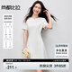 尚都比拉設計感V領性感連衣裙女夏季優(yōu)雅氣質(zhì)白色收腰裙休閑風通勤中長裙